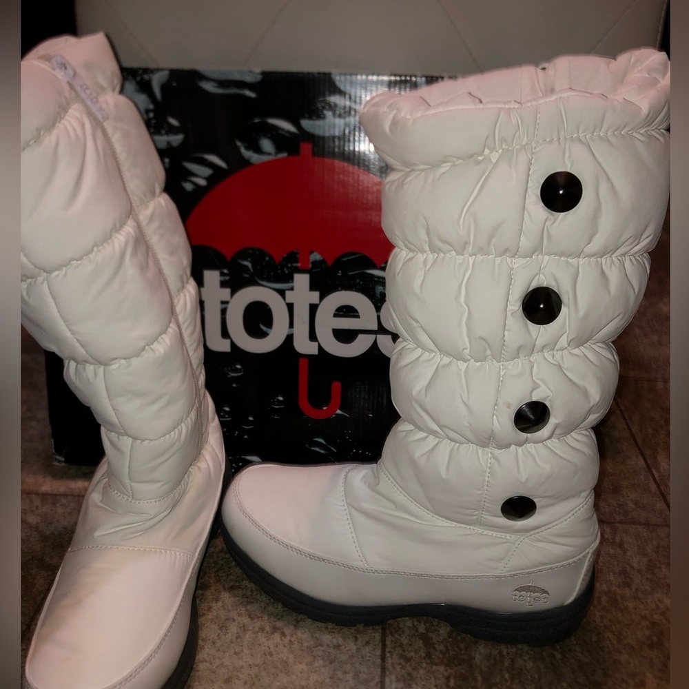TOTES white waterproof  boots. Worn twice and in box. Cute and keeps feet warm!